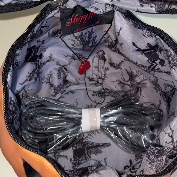 Large La Femme En Noir Sleepy Hollow Figural Pumpkin / Jack o Lantern Bag - Picture 3 of 12